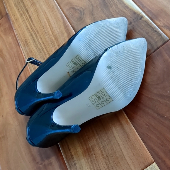 Material Girl Size 7 heels. Black. Excellent condition. - Picture 3 of 4